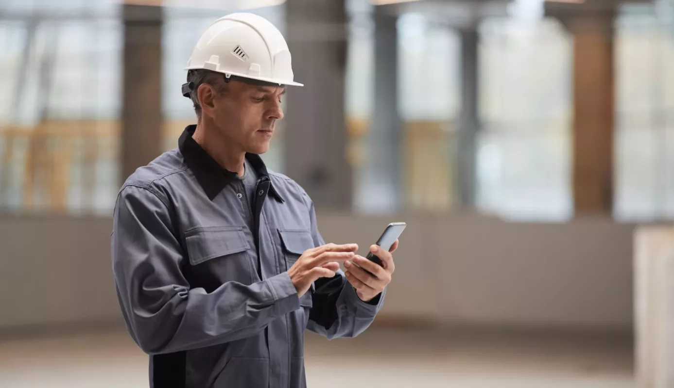 An operator performs inspection with B Step digital workflow for construction sites